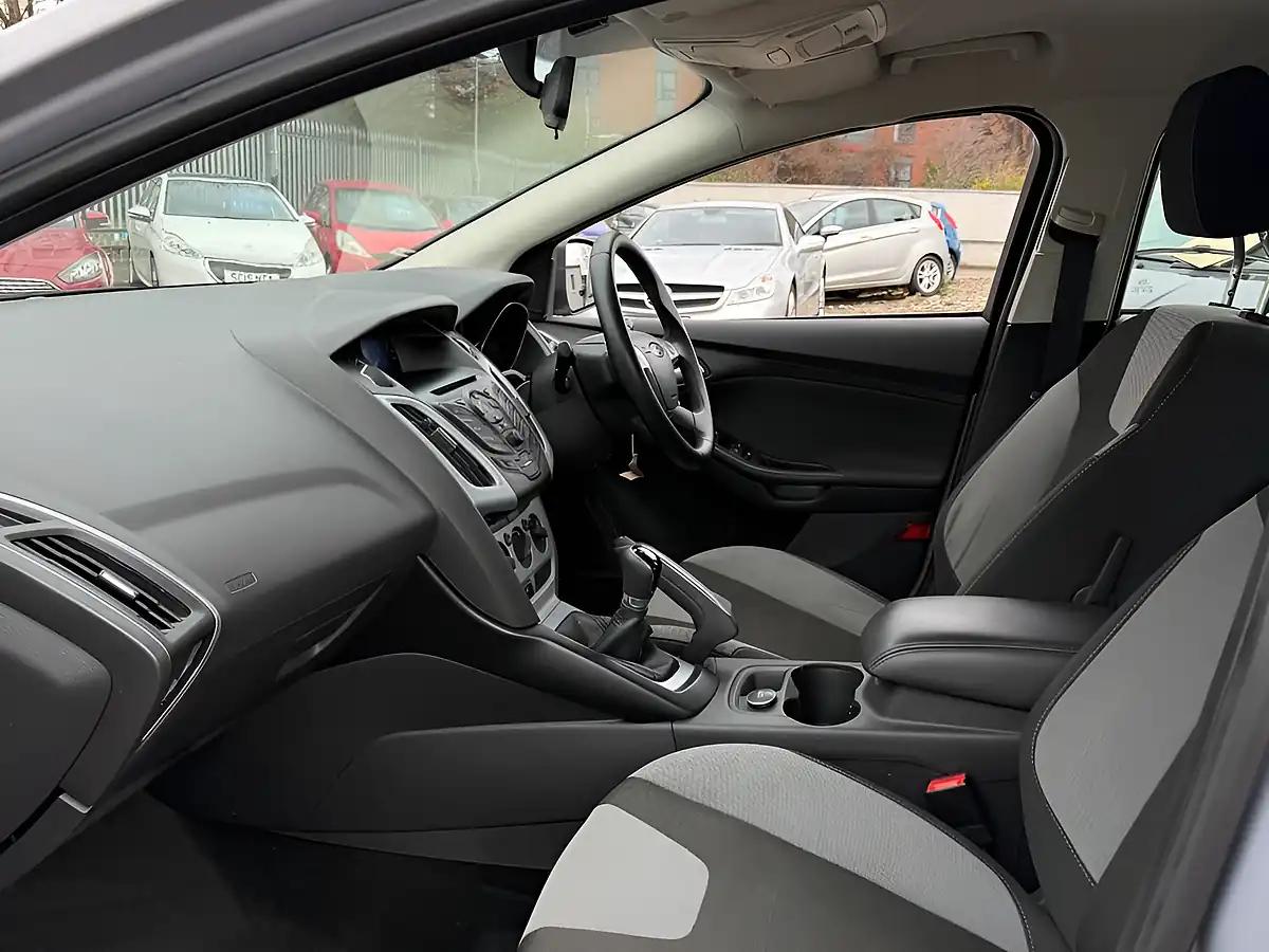 Used 2011 Ford Focus Zetec Silver - Interior and Exterior details 8