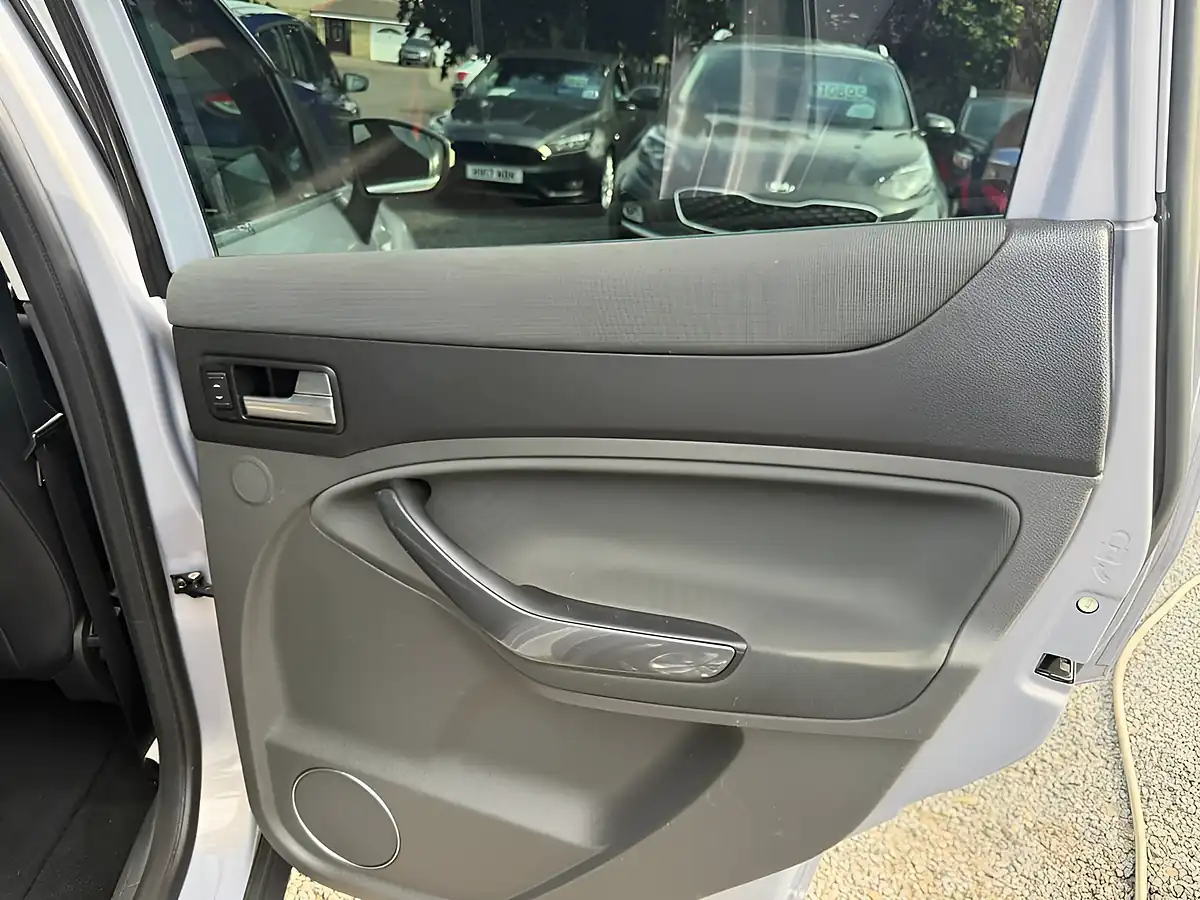 Used 2011 Ford Kuga Titanium Silver - Interior and Exterior details 15