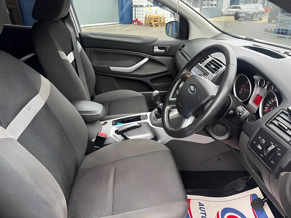 Used 2011 Ford Kuga Zetec Silver - Interior and Exterior details 10