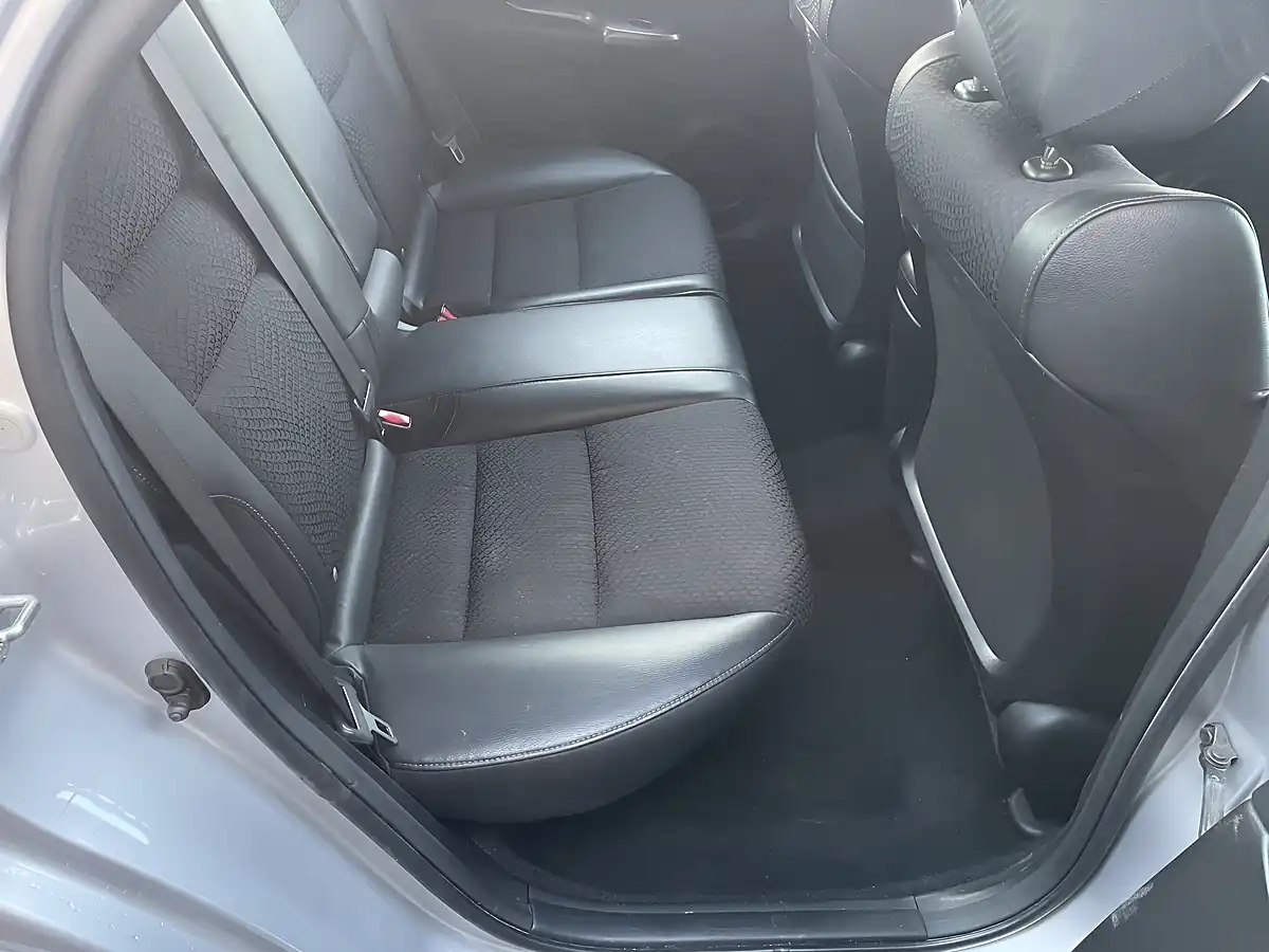 Used 2011 Honda Civic Si Silver - Interior and Exterior details 17