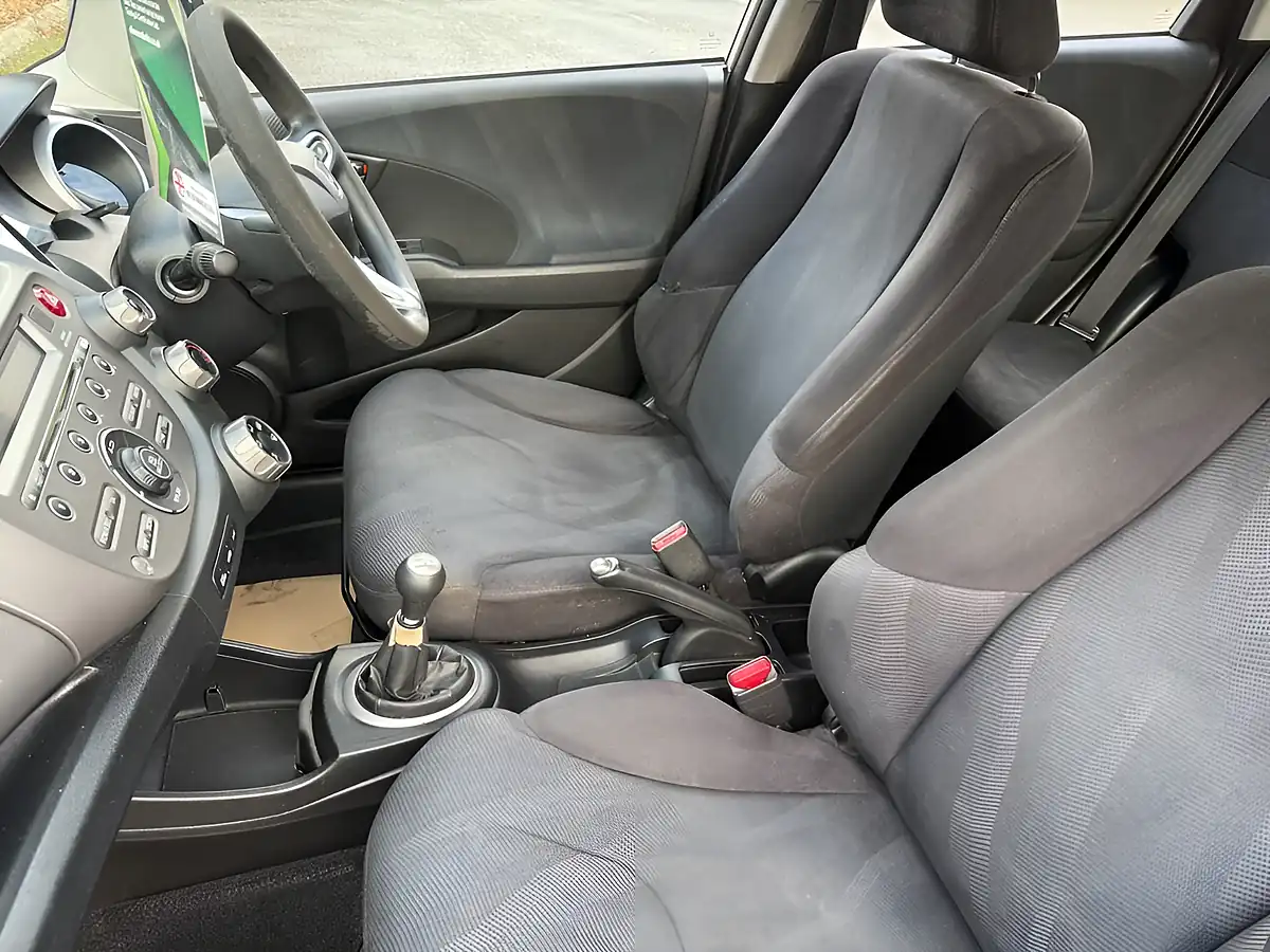 Used 2011 Honda Jazz Es Alabaster Silver - Interior and Exterior details 16