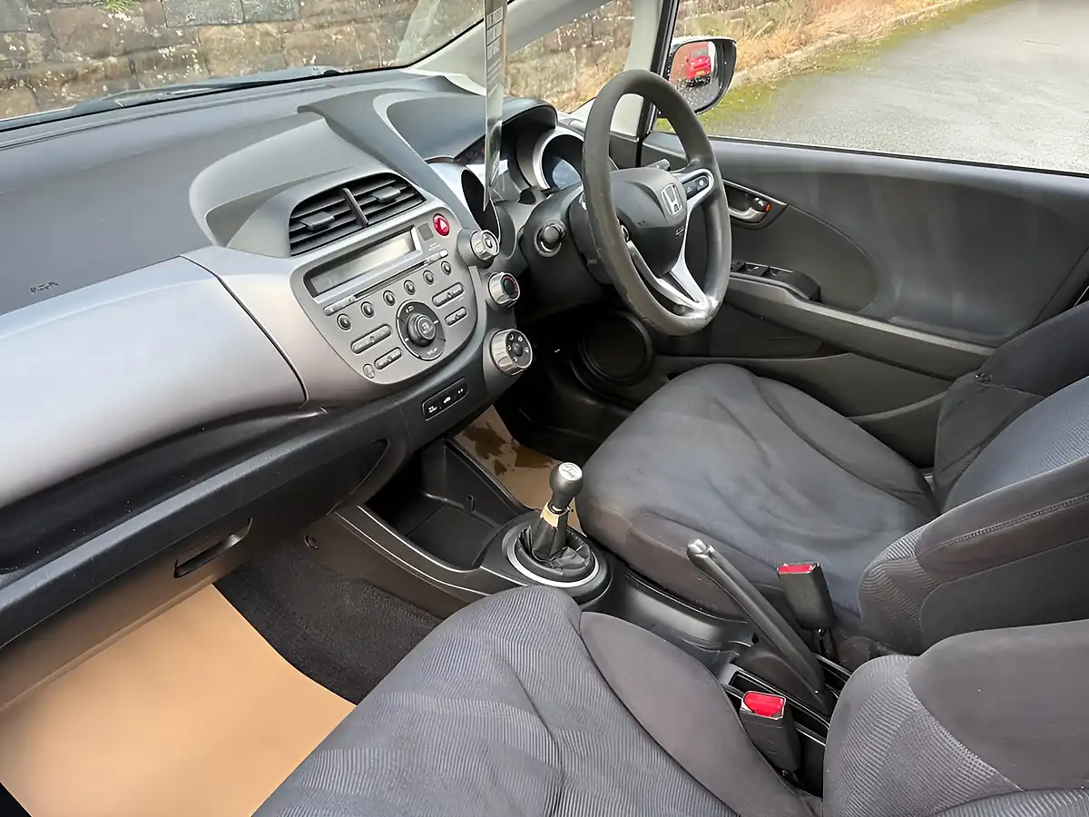 Used 2011 Honda Jazz Es Alabaster Silver - Interior and Exterior details 17