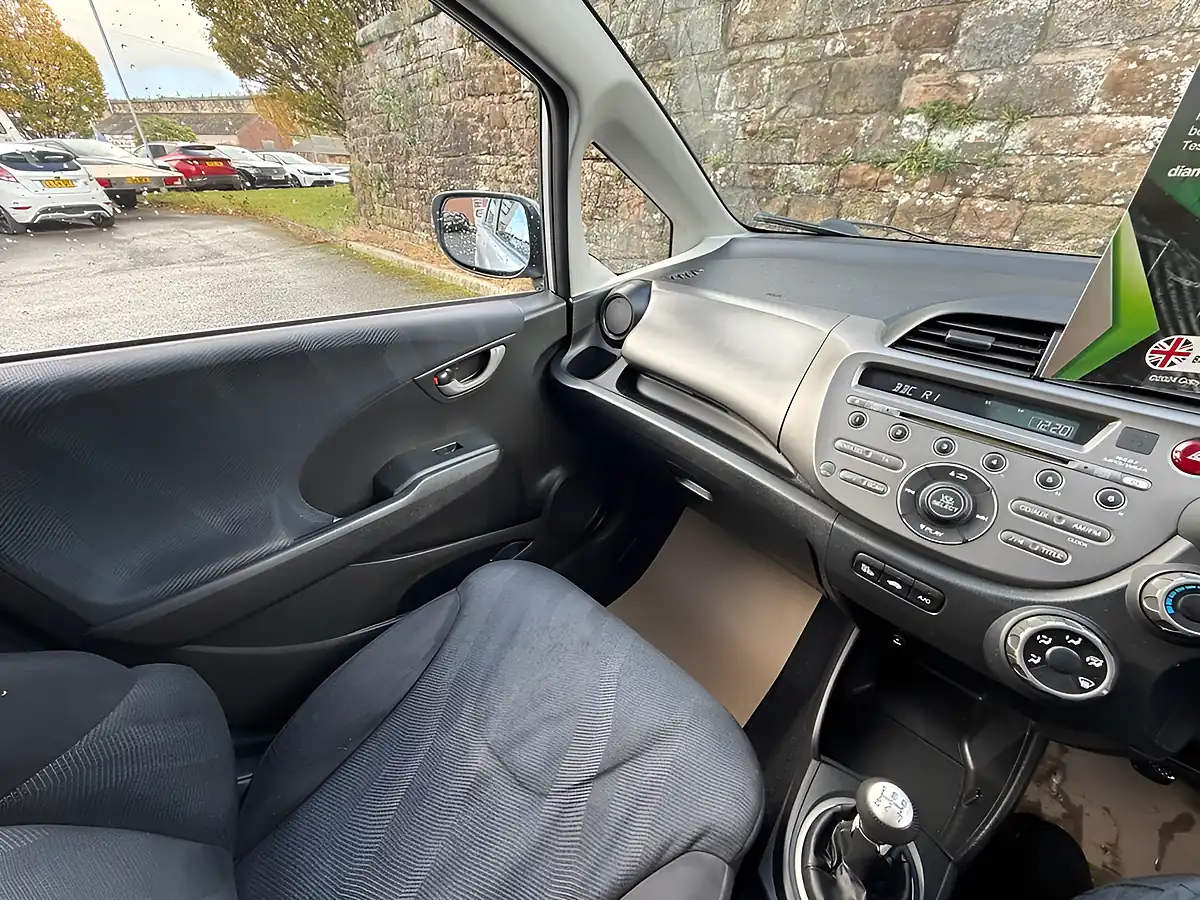 Used 2011 Honda Jazz Es Alabaster Silver - Interior and Exterior details 18