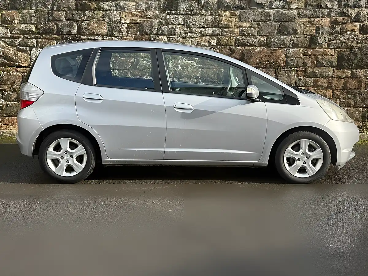 Used 2011 Honda Jazz Es Alabaster Silver - Interior and Exterior details 4