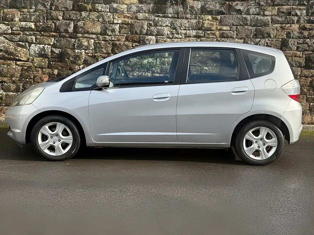 Used 2011 Honda Jazz Es Alabaster Silver - Interior and Exterior details 5