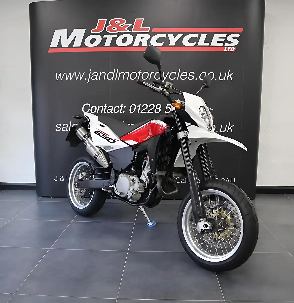 Used 2011 Husqvarna 630 Smr White - Interior and Exterior details 5