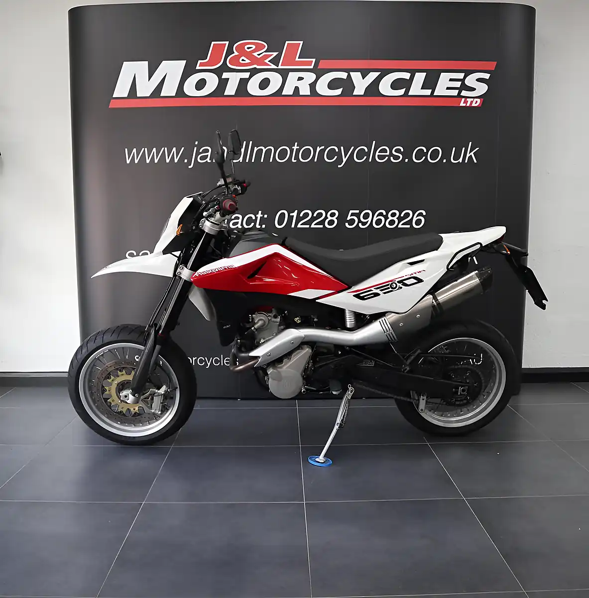 Used 2011 Husqvarna 630 Smr White - Interior and Exterior details 8