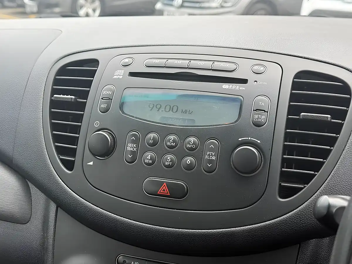 Used 2011 Hyundai I10 Classic Silver - Interior and Exterior details 11