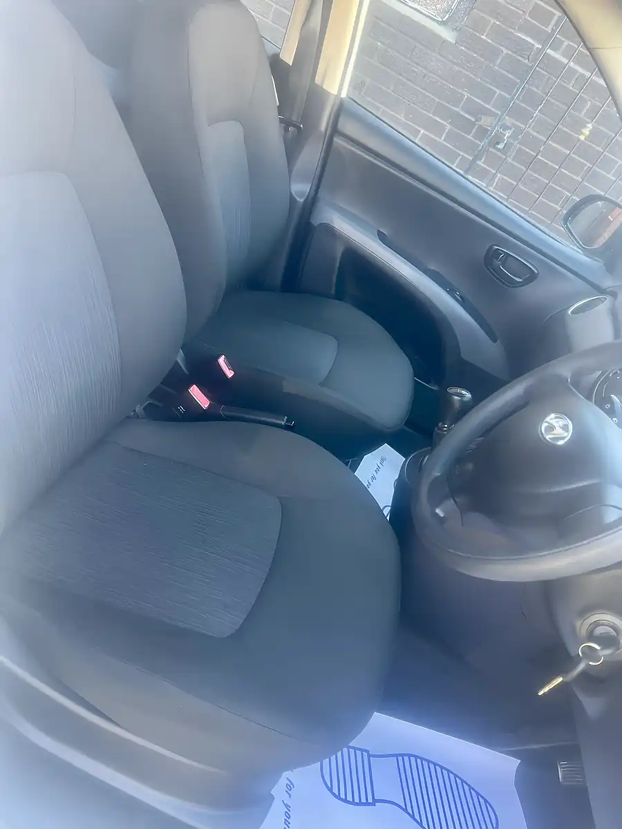 Used 2011 Hyundai i10 Classic White - Interior and Exterior details 7