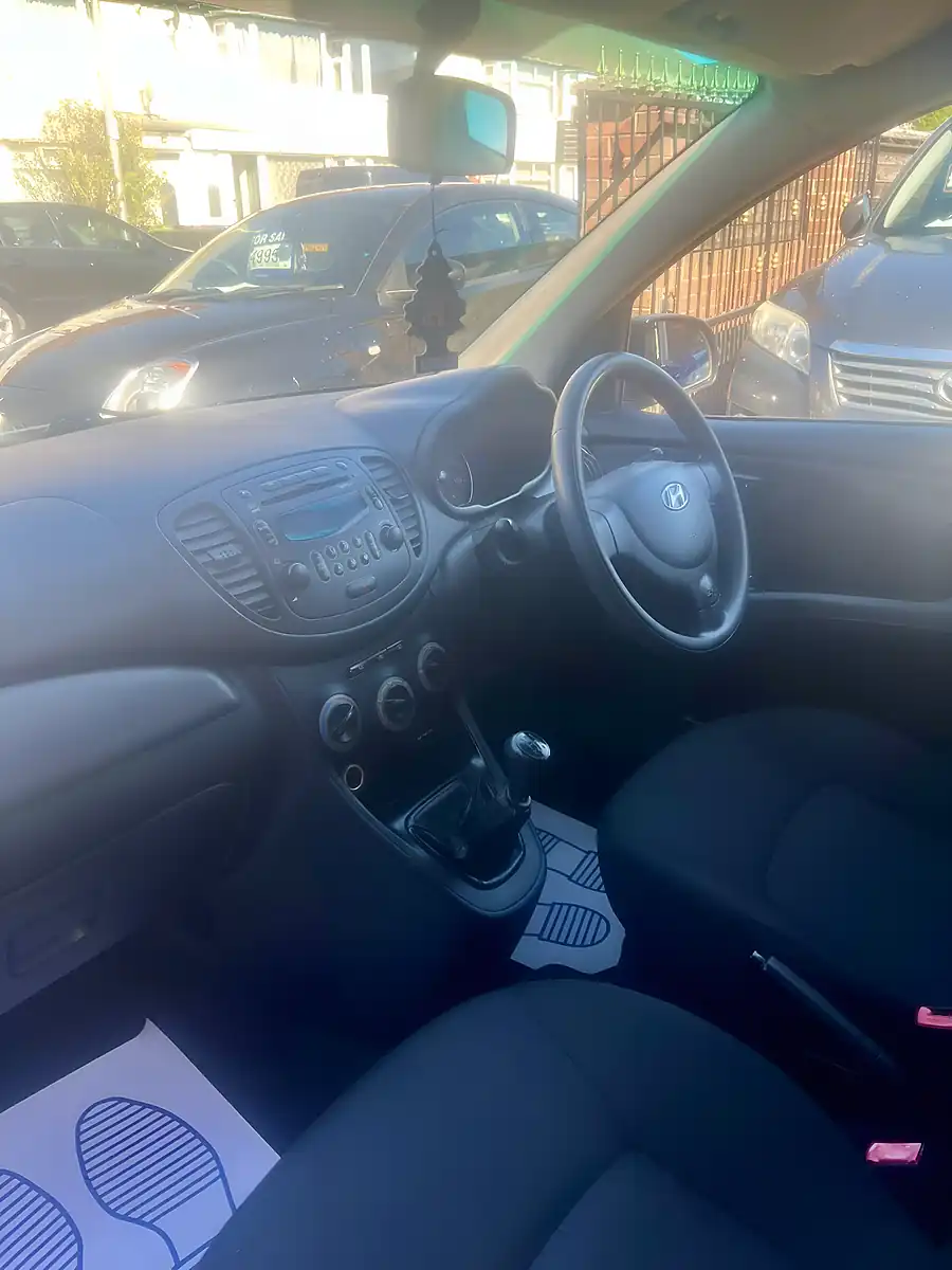 Used 2011 Hyundai i10 Classic White - Interior and Exterior details 8