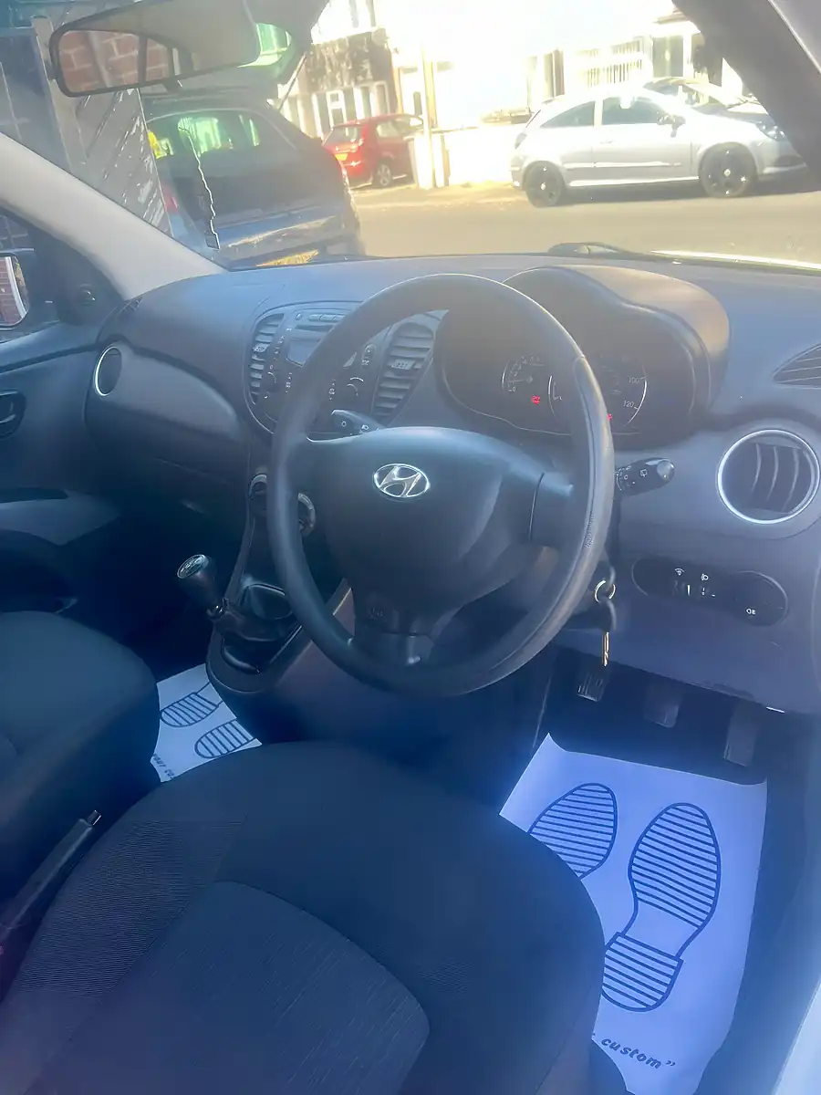 Used 2011 Hyundai i10 Classic White - Interior and Exterior details 9