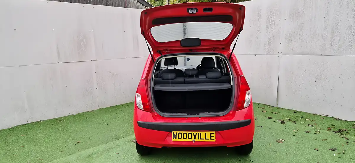 Used 2011 Hyundai I10 Comfort Red - Interior and Exterior details 11