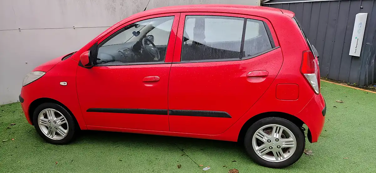 Used 2011 Hyundai I10 Comfort Red - Interior and Exterior details 5