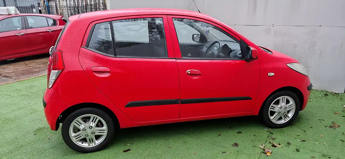 Used 2011 Hyundai I10 Comfort Red - Interior and Exterior details 6