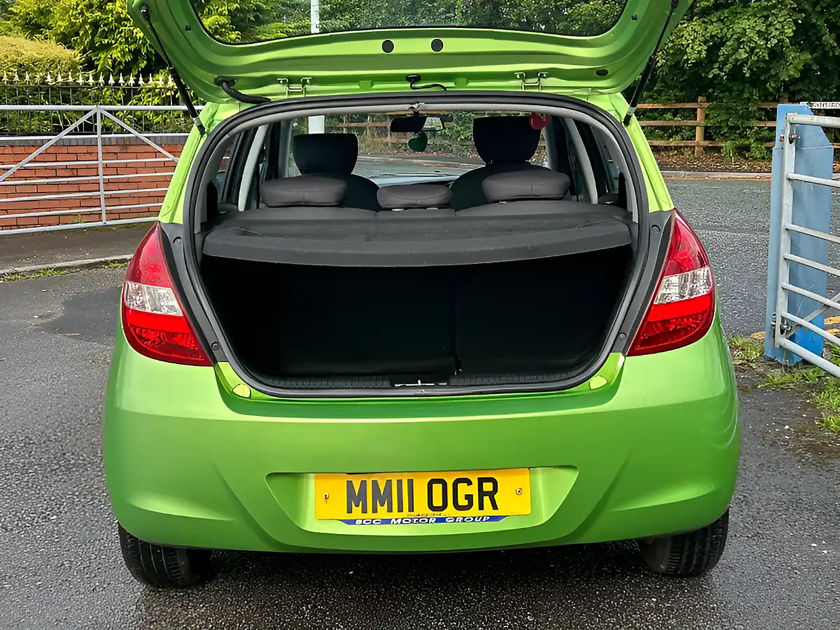 Used 2011 Hyundai i20 Comfort Green - Interior and Exterior details 10
