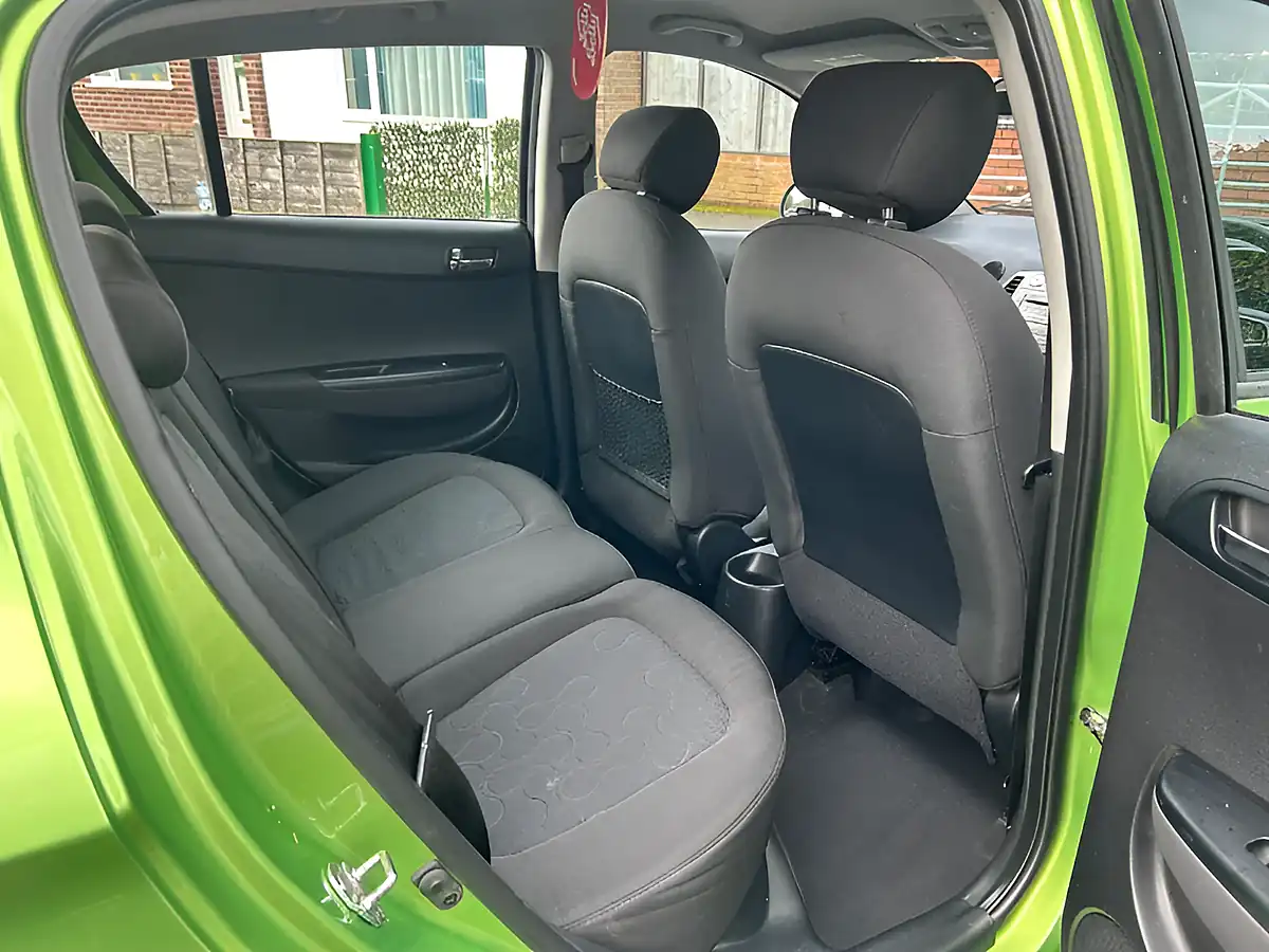 Used 2011 Hyundai i20 Comfort Green - Interior and Exterior details 14
