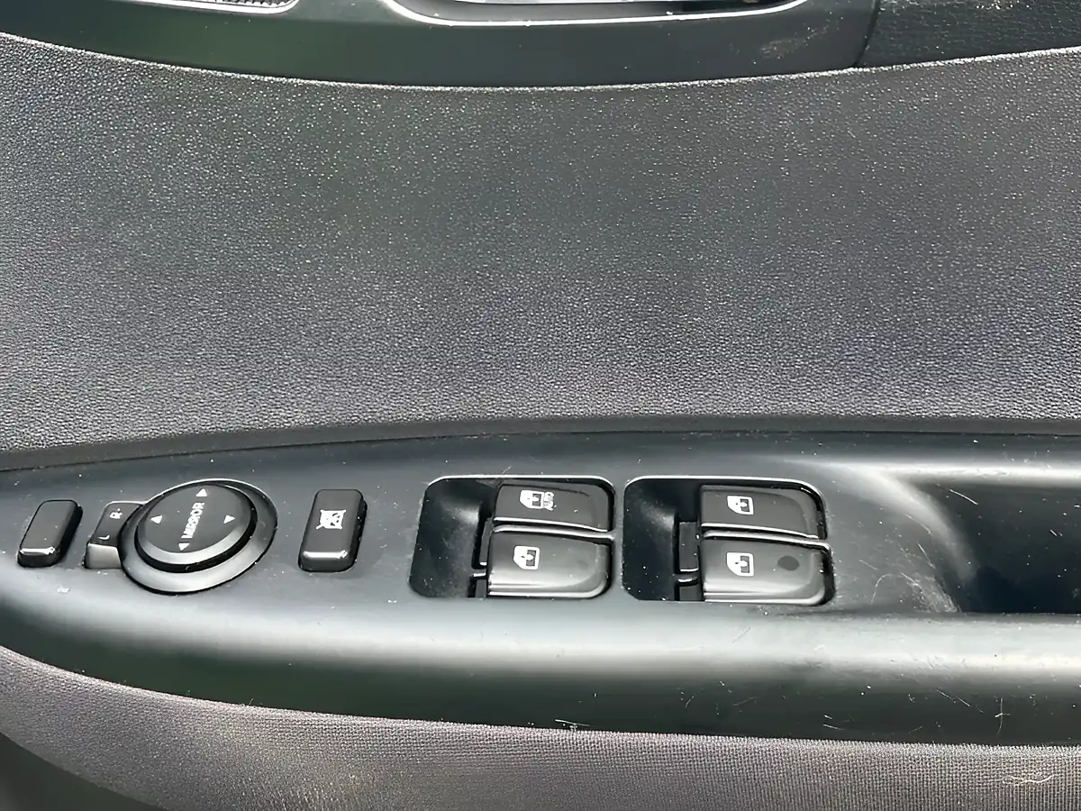 Used 2011 Hyundai i20 Comfort Green - Interior and Exterior details 18
