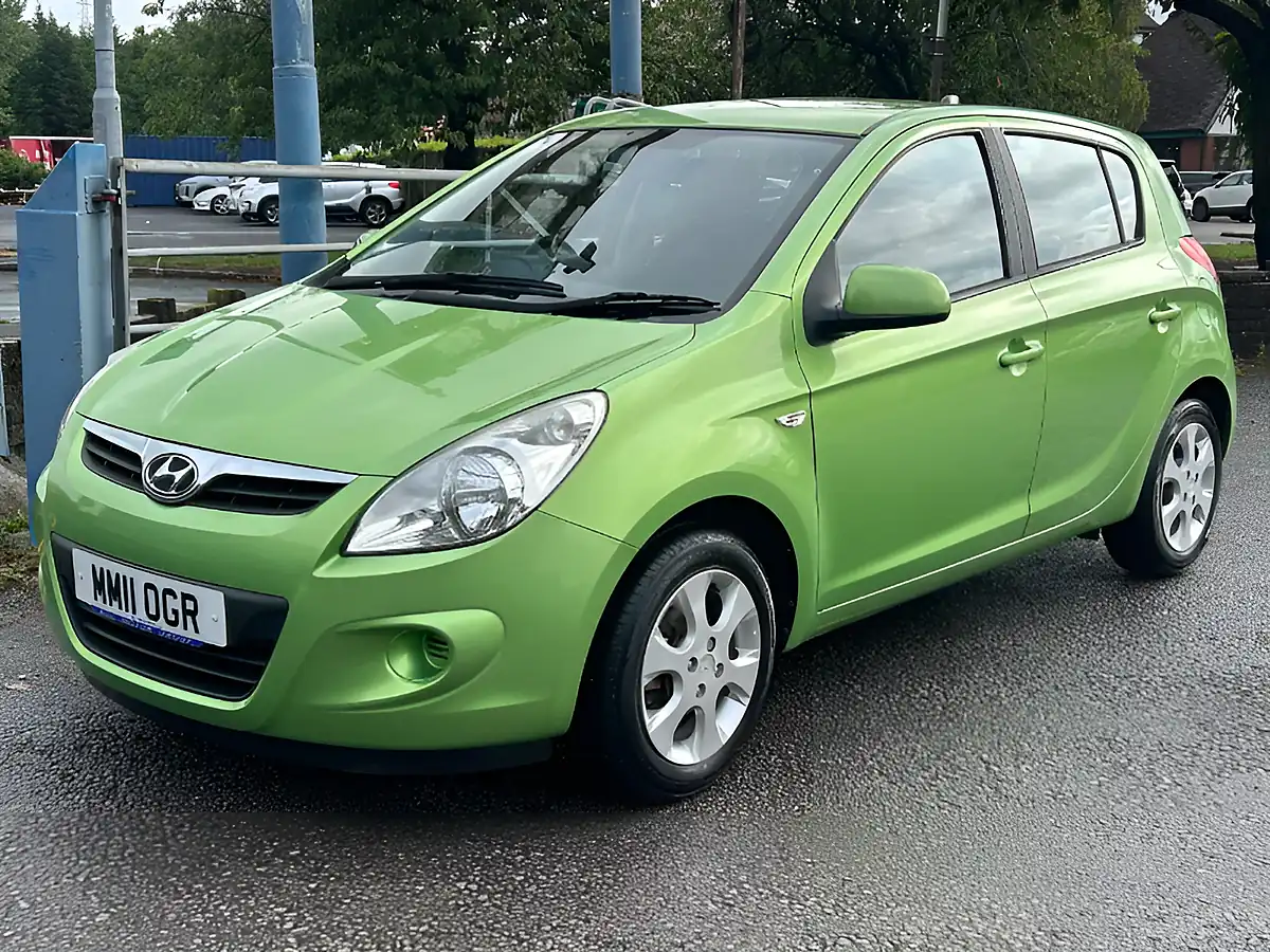 Used 2011 Hyundai i20 Comfort Green - Interior and Exterior details 2