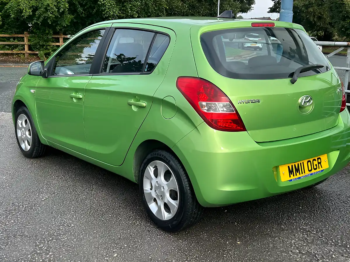 Used 2011 Hyundai i20 Comfort Green - Interior and Exterior details 4