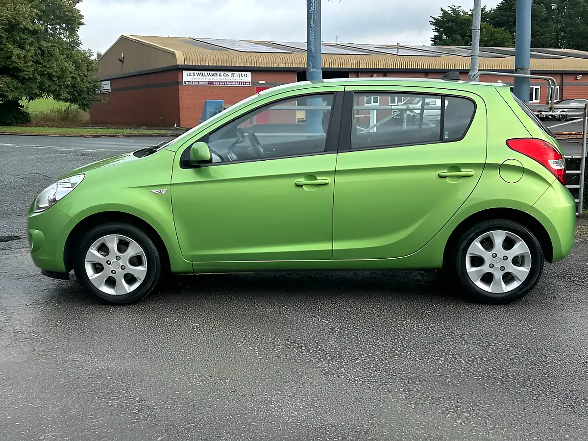 Used 2011 Hyundai i20 Comfort Green - Interior and Exterior details 8