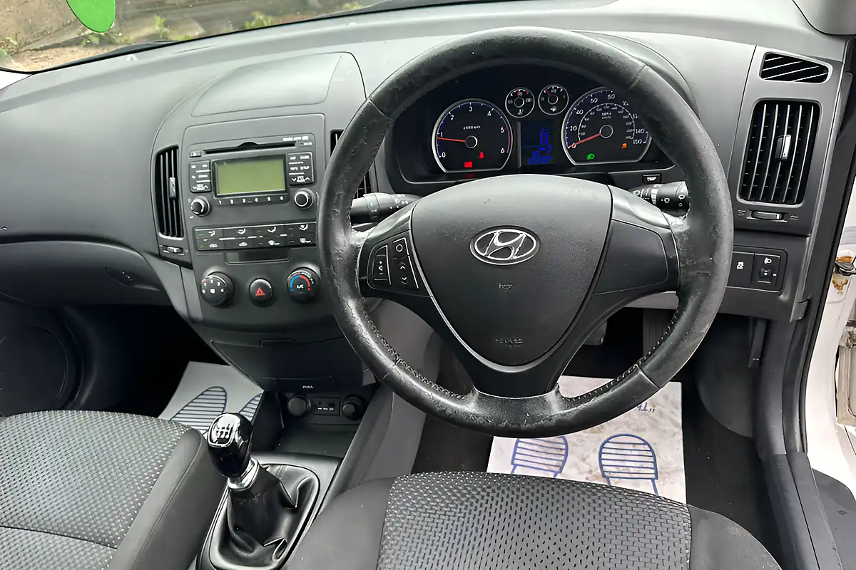 Used 2011 Hyundai i30 Comfort White - Interior and Exterior details 10