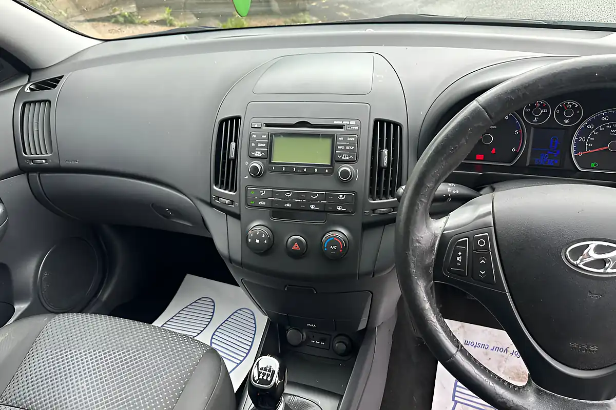 Used 2011 Hyundai i30 Comfort White - Interior and Exterior details 12