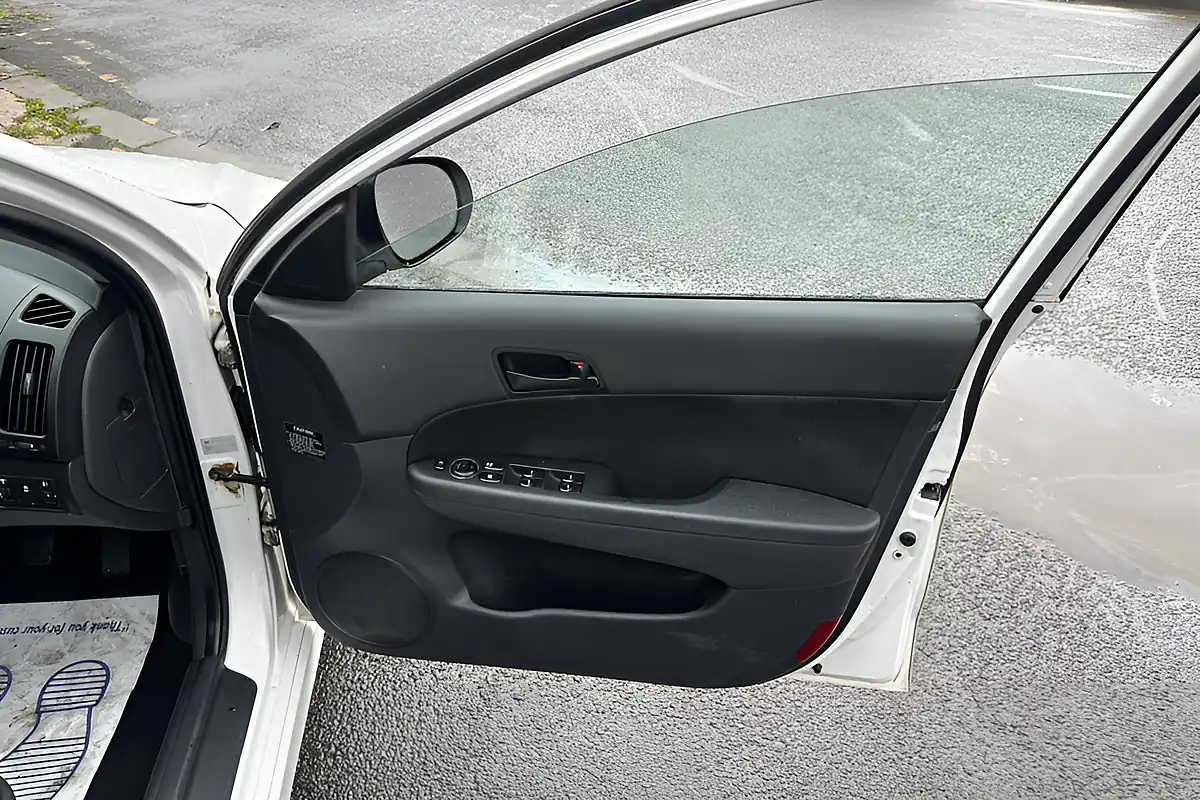 Used 2011 Hyundai i30 Comfort White - Interior and Exterior details 14