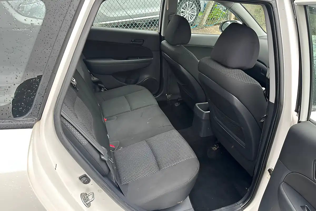 Used 2011 Hyundai i30 Comfort White - Interior and Exterior details 15
