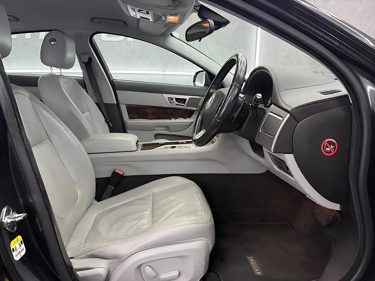 Used 2011 Jaguar Xf Luxury Grey - Interior and Exterior details 12