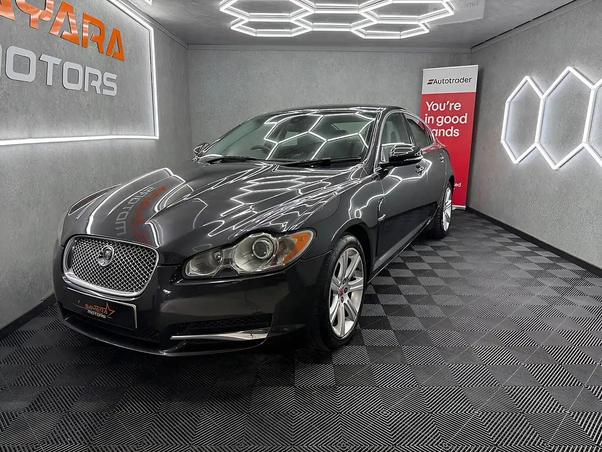 Used 2011 Jaguar Xf Luxury Grey - Interior and Exterior details 8