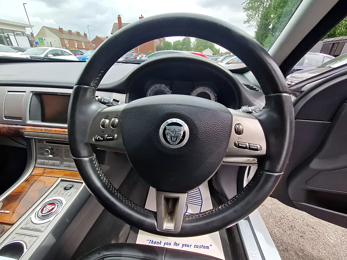 Used 2011 Jaguar Xf Luxury White - Interior and Exterior details 18