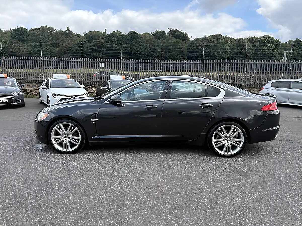 Used 2011 Jaguar Xf Premium Luxury Grey - Interior and Exterior details 8