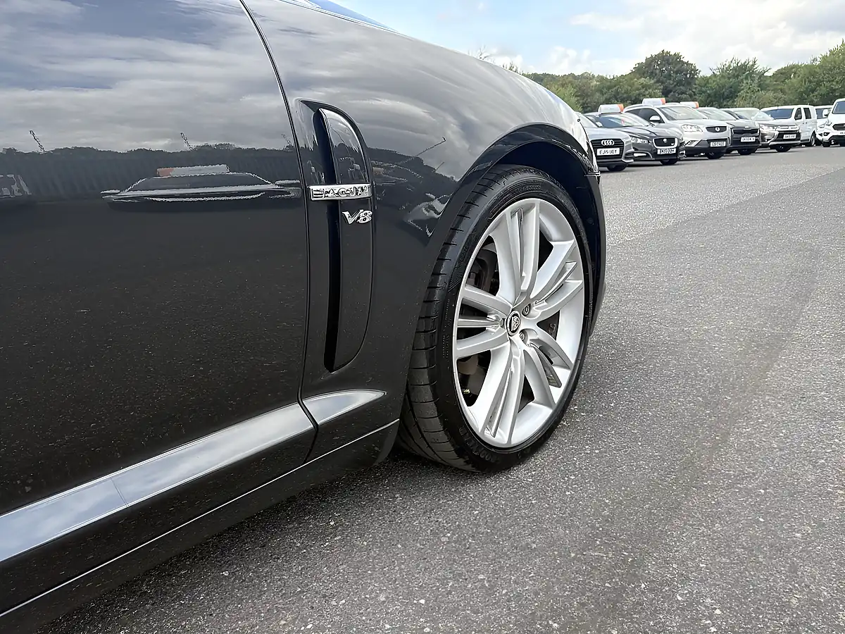 Used 2011 Jaguar Xf Premium Luxury Grey - Interior and Exterior details 9