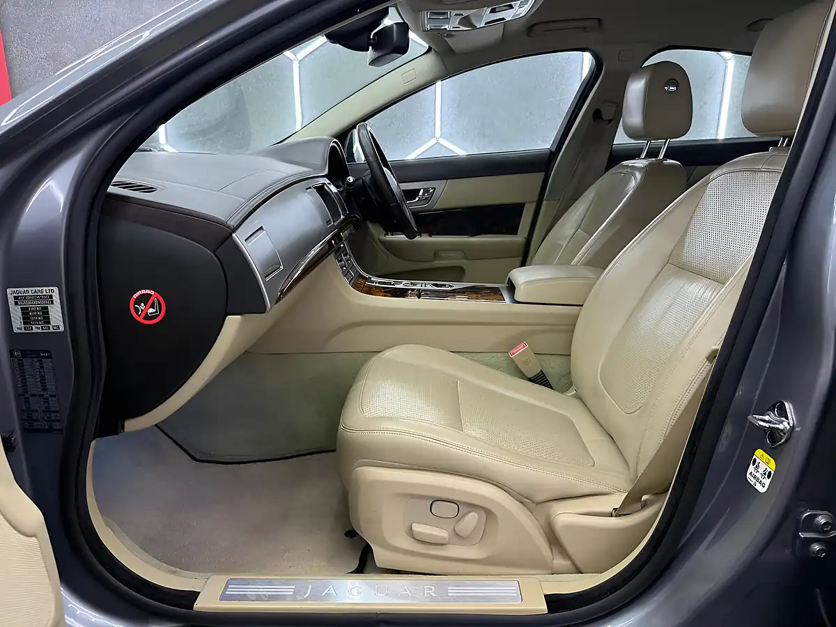 Used 2011 Jaguar Xf Premium Luxury Grey - Interior and Exterior details 14