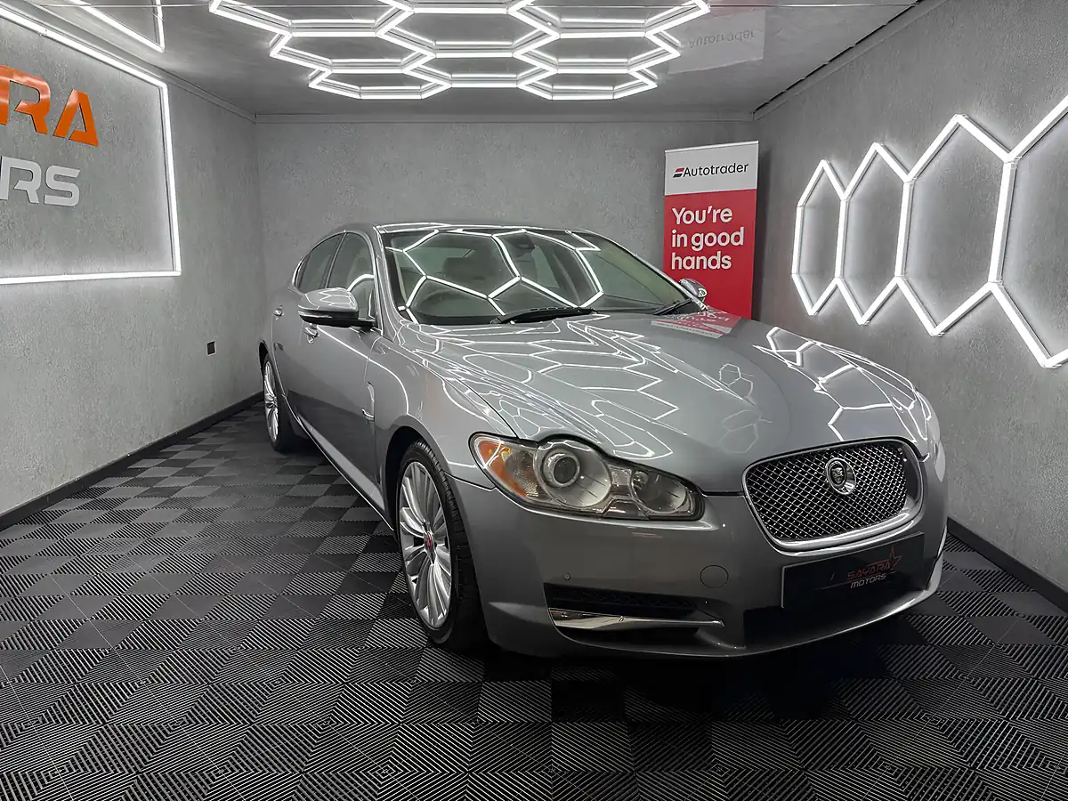 Used 2011 Jaguar Xf Premium Luxury Grey - Interior and Exterior details 8