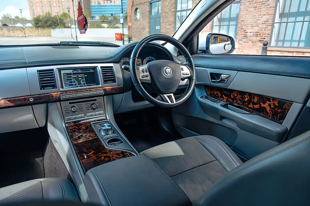 Used 2011 Jaguar Xf Premium Luxury Silver - Interior and Exterior details 18