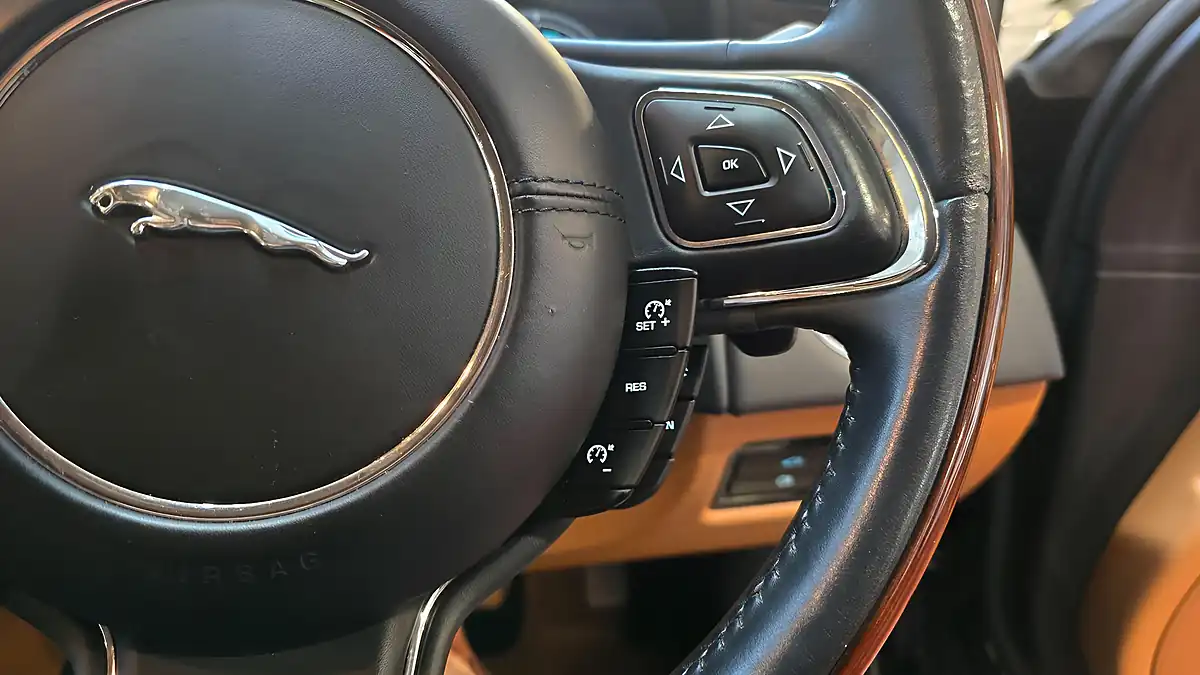 Used 2011 Jaguar Xj Lwb Black - Interior and Exterior details 10