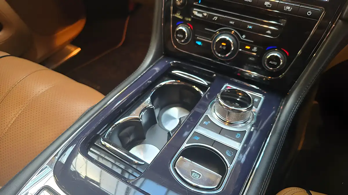Used 2011 Jaguar Xj Lwb Black - Interior and Exterior details 7