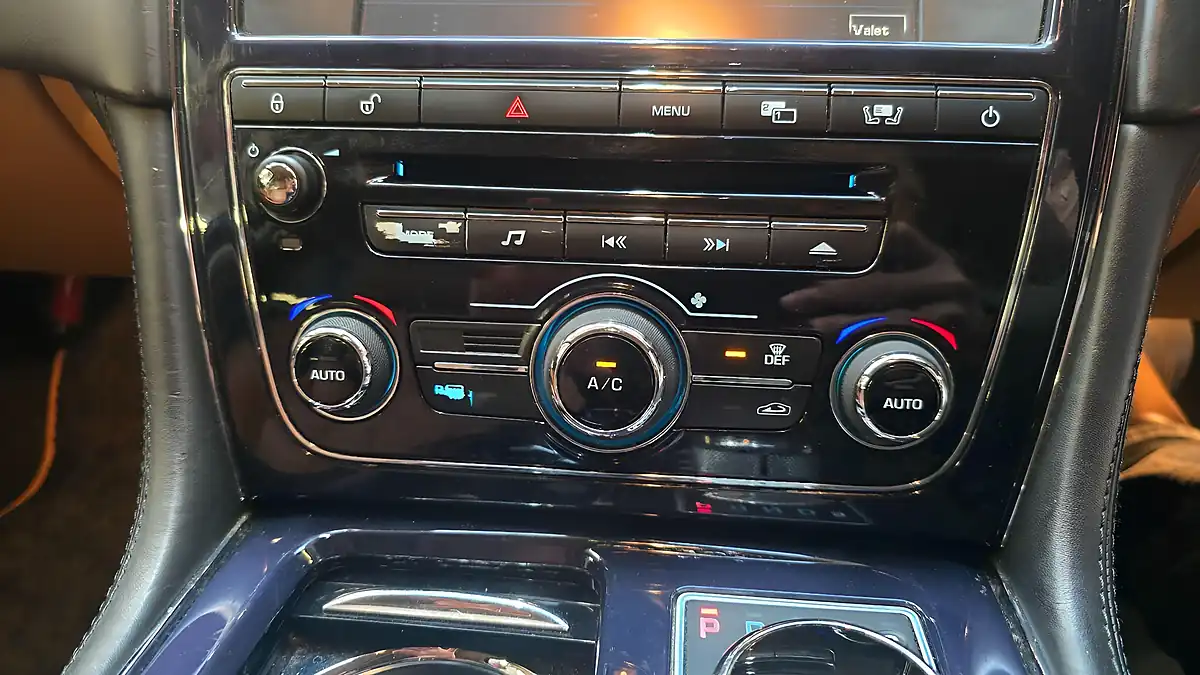 Used 2011 Jaguar Xj Lwb Black - Interior and Exterior details 8
