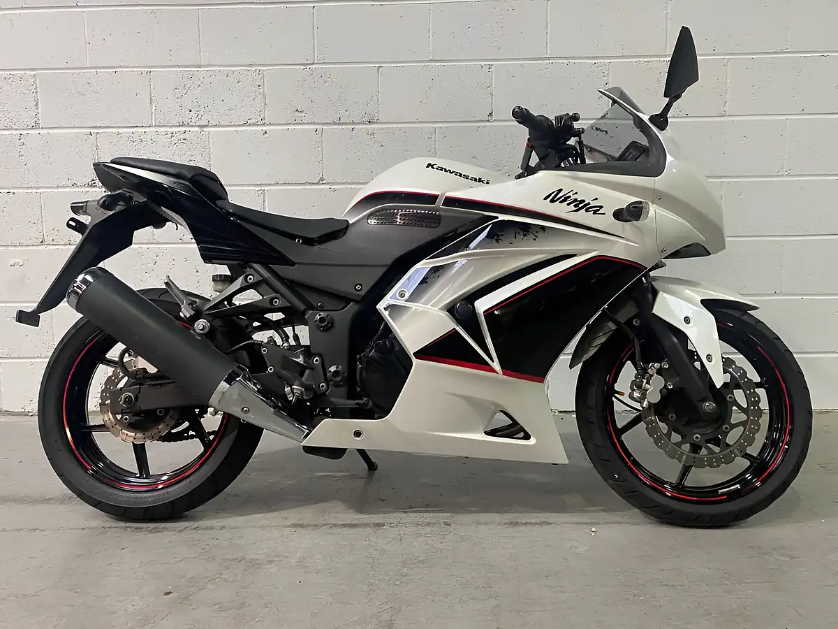 Used 2011 Kawasaki Ninja 250 Se Pearl White & Ebony - Front View