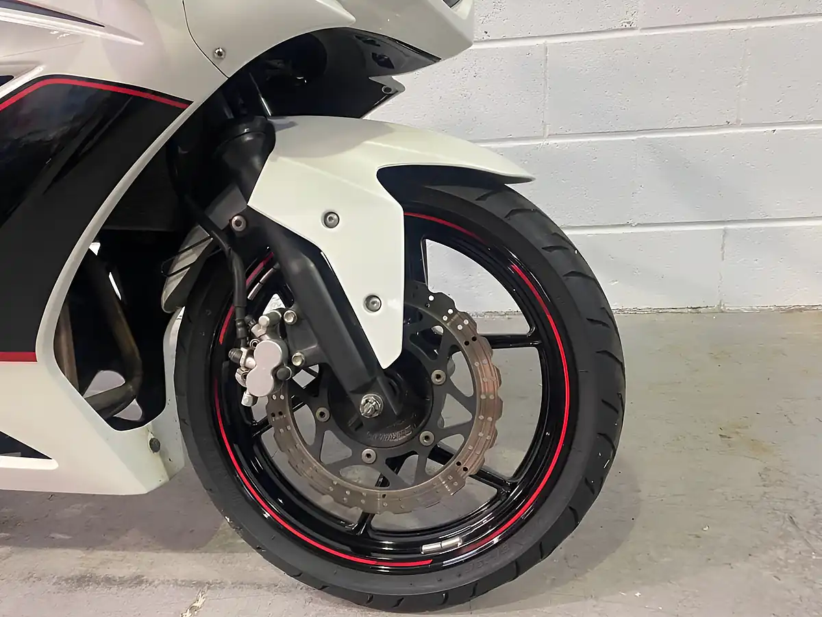 Used 2011 Kawasaki Ninja 250 Se Pearl White & Ebony - Interior and Exterior details 15