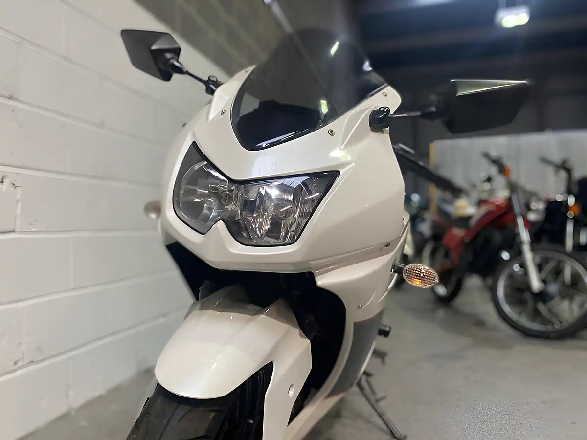 Used 2011 Kawasaki Ninja 250 Se Pearl White & Ebony - Interior and Exterior details 17