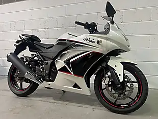 Used 2011 Kawasaki Ninja 250 Se Pearl White & Ebony - Interior and Exterior details 3
