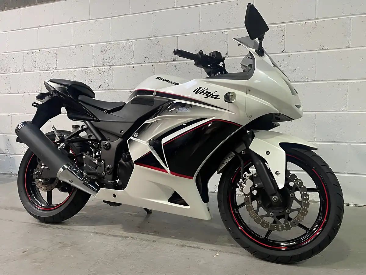 Used 2011 Kawasaki Ninja 250 Se Pearl White & Ebony - Interior and Exterior details 3