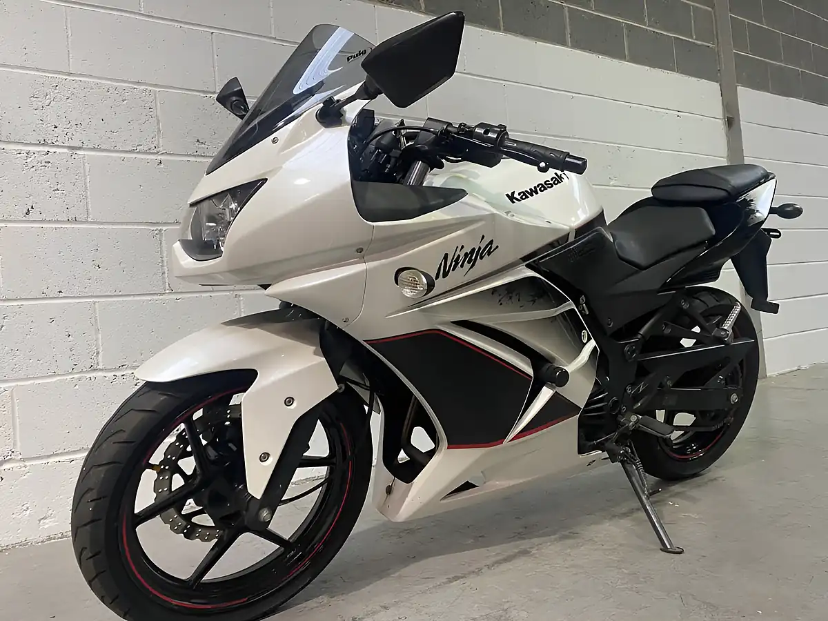 Used 2011 Kawasaki Ninja 250 Se Pearl White & Ebony - Interior and Exterior details 5