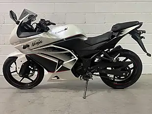 Used 2011 Kawasaki Ninja 250 Se Pearl White & Ebony - Interior and Exterior details 7