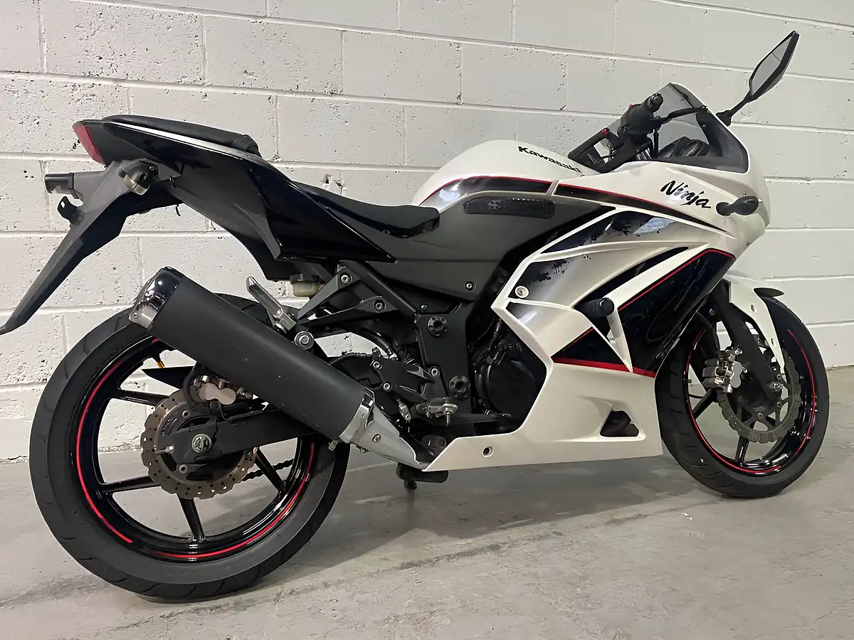 Used 2011 Kawasaki Ninja 250 Se Pearl White & Ebony - Interior and Exterior details 9