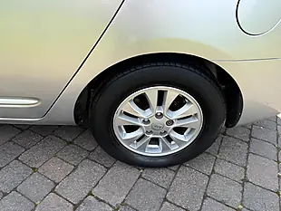 Used 2011 Kia Carens Silver - Interior and Exterior details 12