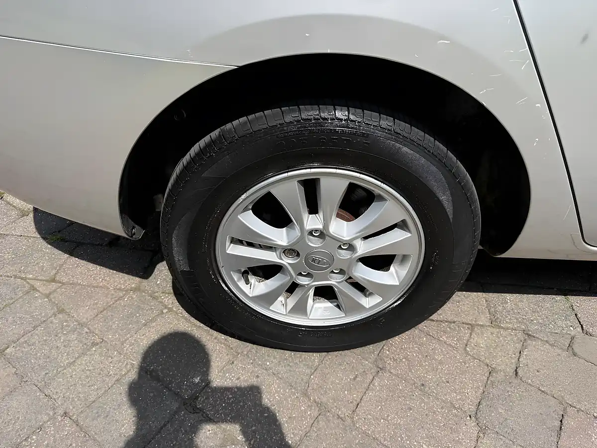 Used 2011 Kia Carens Silver - Interior and Exterior details 13