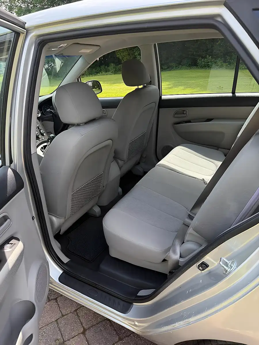 Used 2011 Kia Carens Silver - Interior and Exterior details 16